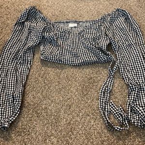 Cropped Aeropostale shirt